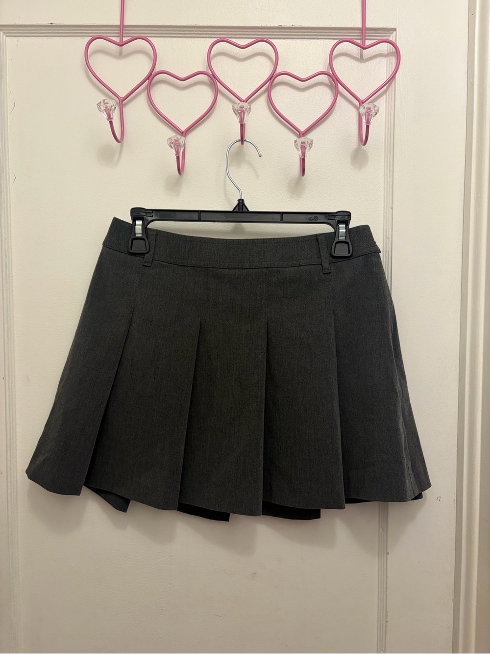 Uniqlo Dark grey pleated mini skirt with belt loops and zipper. Size: M